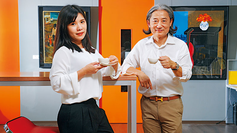 董事長周蔡鑫（右）自女兒周書如（左）接班後，大膽授權她創立新品牌。他說只要賠得起，就該勇敢闖、嘗試新計畫。